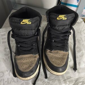 Air Jordan 1
Retro High OG GS
Black/Metallic Gold-Palomino
Boys, Size 4.5 US